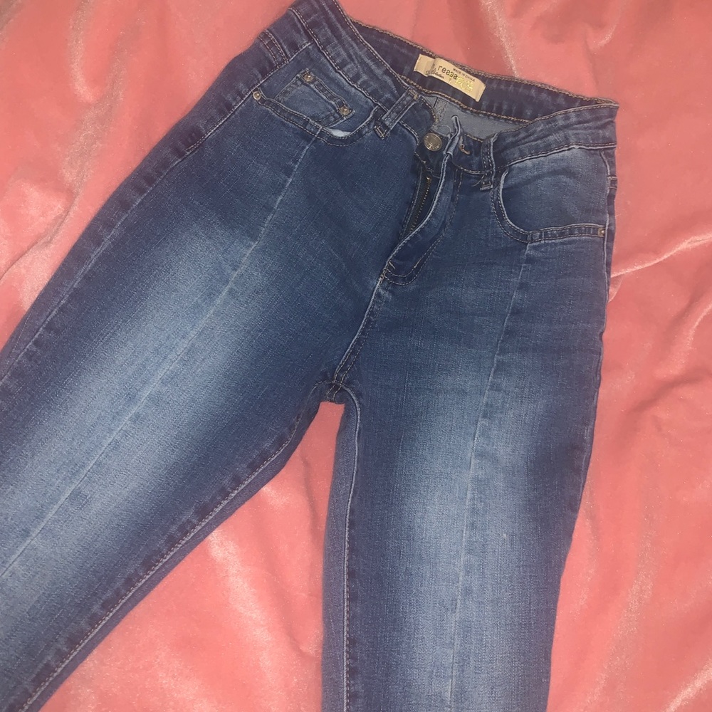 Denim jeans with dark pockets